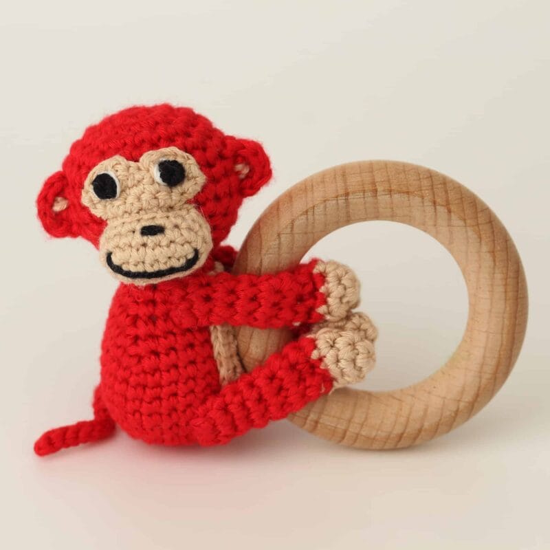 12543-3in1-Haengespielzeug-Babyrassel-Affe-CHARLIE-rot-Babyrassel 3in1 Hängespielzeug & Babyrassel Affe CHARLIE rot - Babyrassel