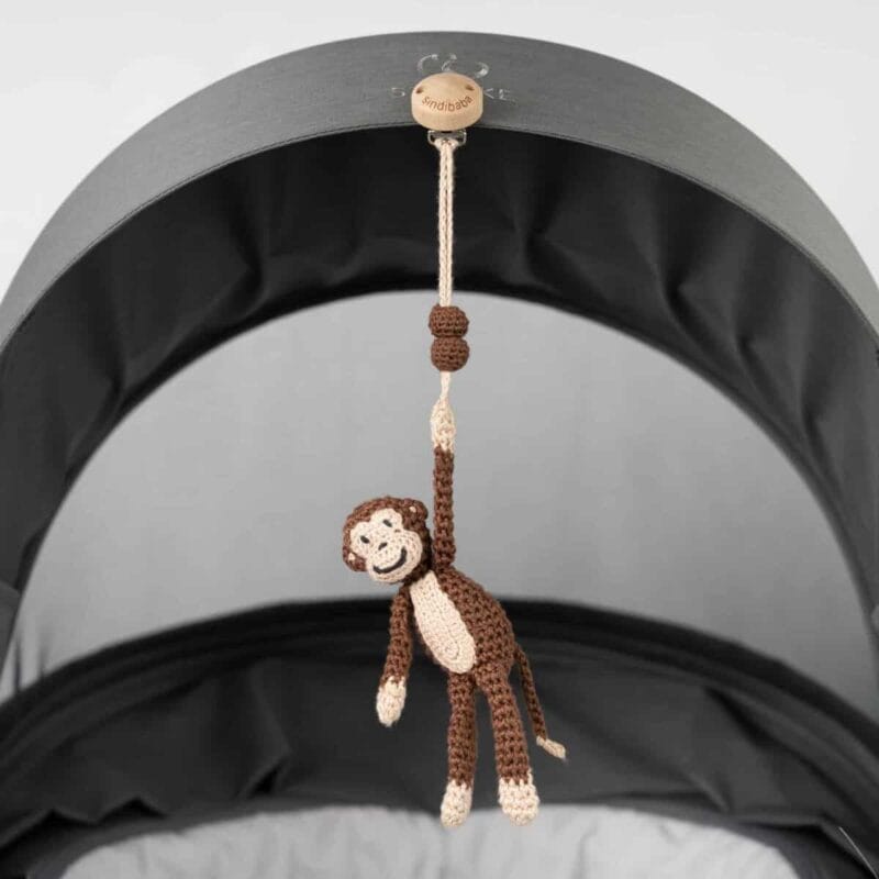 12551-2in1-Spielbogenanhanger-Affe-CHARLIE-Bio-am-Kinderwagen-2 12551 - 2in1 Spielbogenanhänger Affe CHARLIE Bio - am Kinderwagen 2
