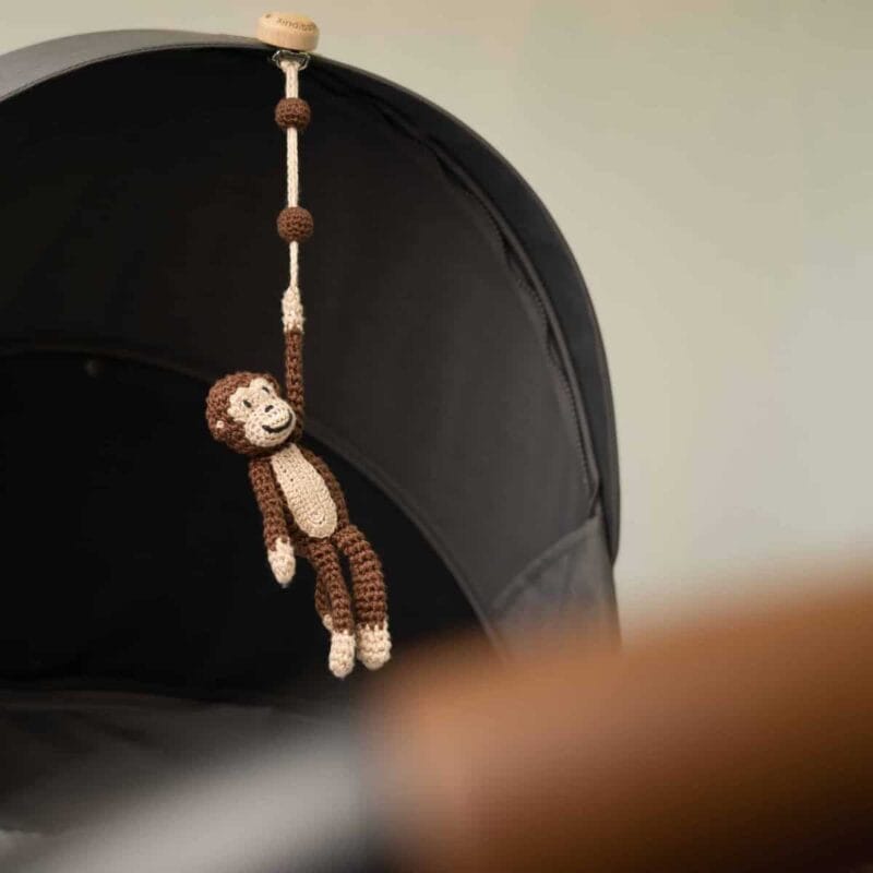 12551-2in1-Spielbogenanhanger-Affe-CHARLIE-Bio-am-Kinderwagen 12551 - 2in1 Spielbogenanhänger Affe CHARLIE Bio - am Kinderwagen