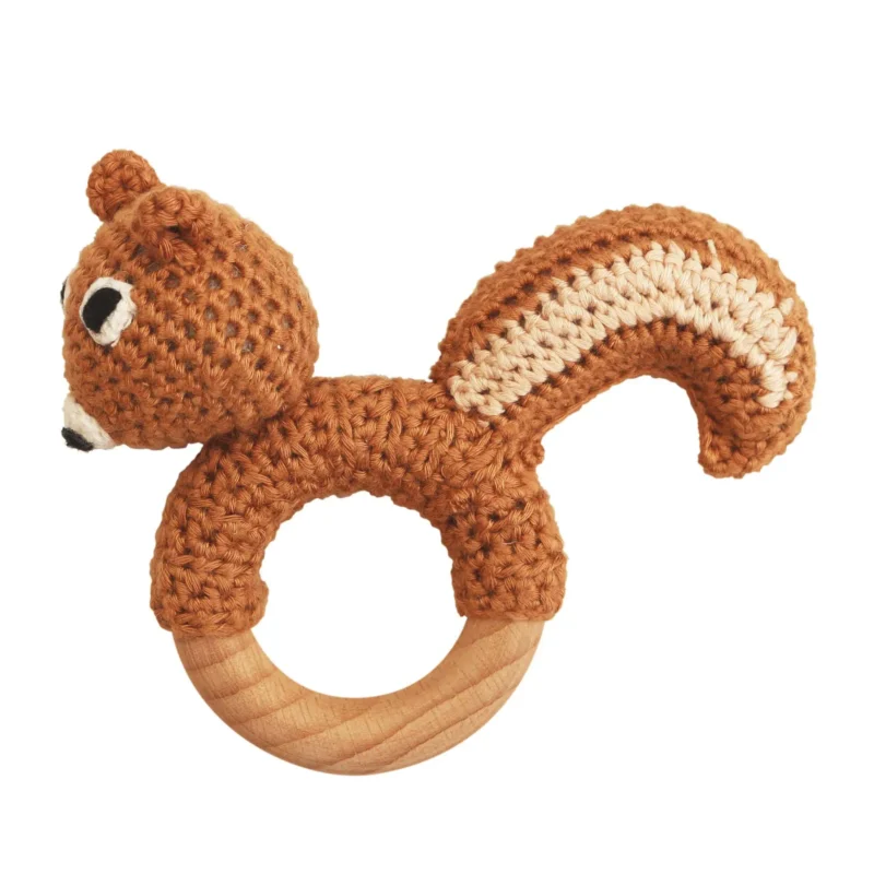 Rattle Ring Squirrel NUTTY – Back View Squirrel NUTTY rattle ring with crocheted yarn surface and untreated beechwood ring, back view isolated