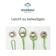 Schlaufe wird in den Holzclip der Kinderwagenkette eingefädelt.