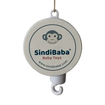 Detailaufnahme der Musik-Spieluhr für Mobiles – rundes Aufzieh-Spielwerk „Brahms Wiegenlied“ mit Haken, Logo und kurzer Aufhängeschnur