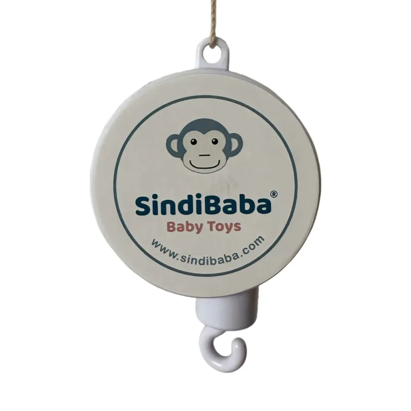 Musik-Spieluhr „Brahms Wiegenlied“ – Detailansicht der rotierenden Aufzieh-Box (SindiBaba®) Detailaufnahme der Musik-Spieluhr für Mobiles – rundes Aufzieh-Spielwerk „Brahms Wiegenlied“ mit Haken, Logo und kurzer Aufhängeschnur
