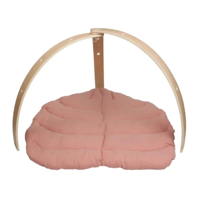 Holz-Spielbogen mit gepolsterter Spielmatte in Altrosa – Kombinationsfoto