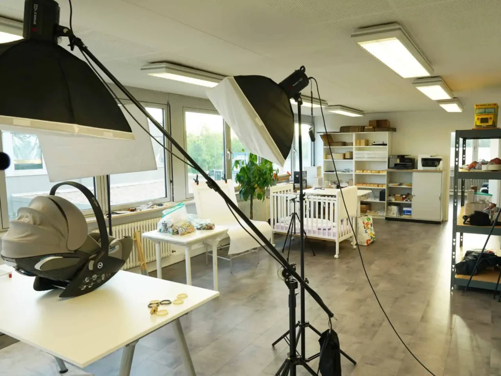 Büro mit Fotostudio-Ecke: Softboxen, Fototisch und Produkt-Setup.