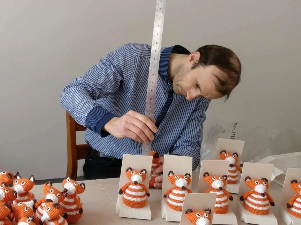 Qualitätskontrolle: Mitinhaber Rainer prüft Figuren, bevor sie verpackt werden.