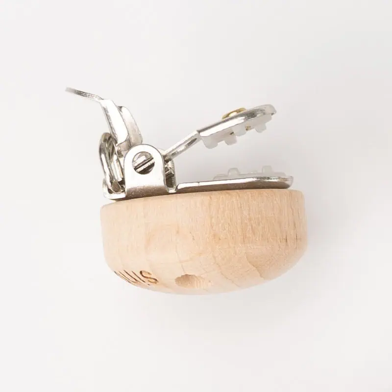 SindiBaba Befestigungs-Clip - Seitenansicht mit geöffneter Metallklemme