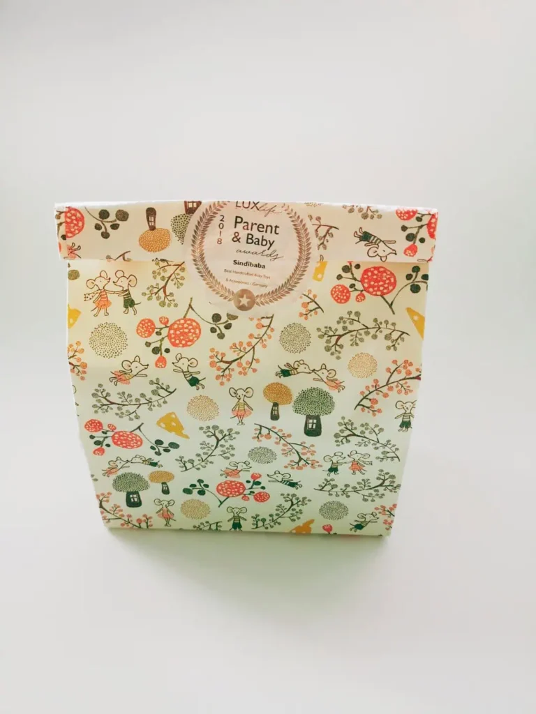 Stehende Geschenktüte mit Geschenk (perspektivische Aufnahme)