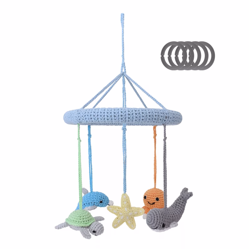 12529-baby-mobile-sea-animals-front Gehäkeltes Baby-Mobile MEERESTIERE mit Tierfiguren, Vorderansicht als Freisteller mitsamt fünf lose beigelegten Befestigungsringen