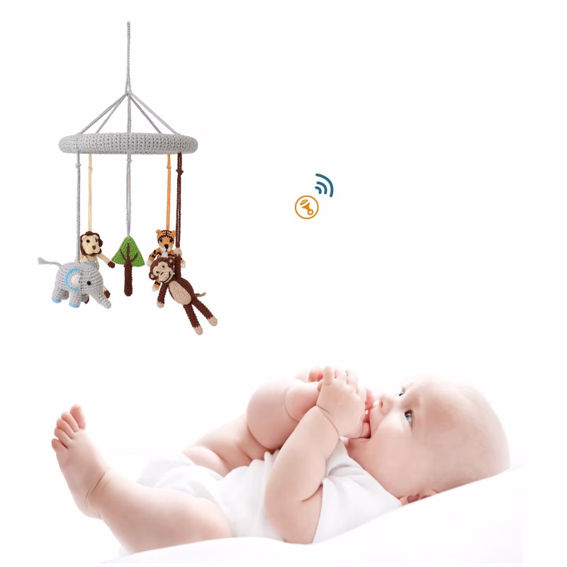 12530-baby-mobile-safari-1-lifestyle-baby Collage of the crochet baby mobile SAFARI 1 with a baby lying on its back looking up and a rattle icon