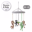 Gehäkeltes Baby-Mobile SAFARI II als Freisteller mit dem Lux Life Parent and Baby Award 2020 Emblem oben links