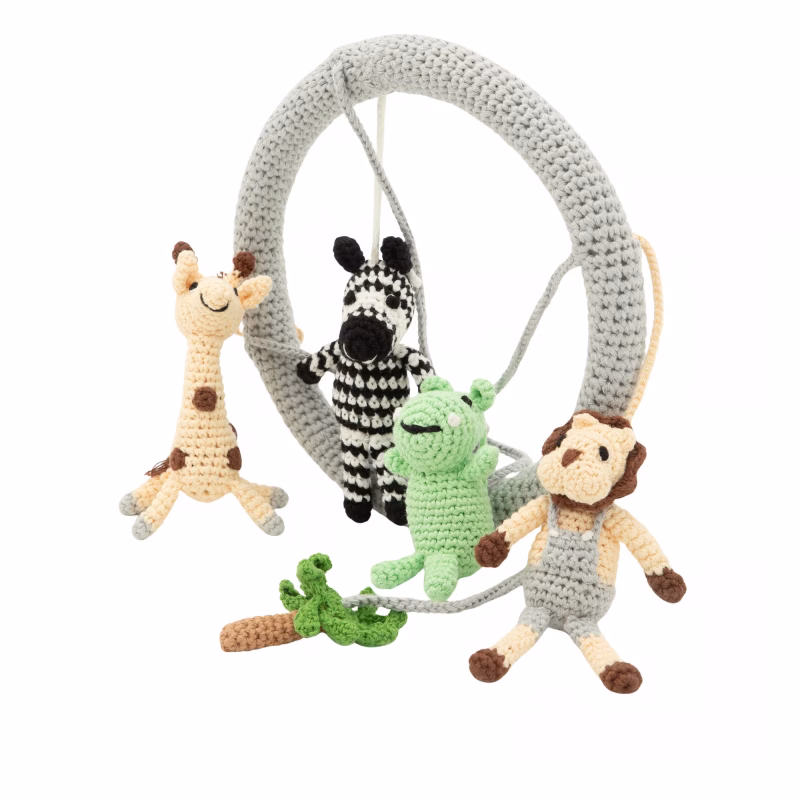 12540-baby-mobile-safari-2-lifestyle-animals Kreative Freisteller-Szene mit dem senkrecht stehenden, hellgrau umhäkelten Ring des SAFARI II Mobiles und davor arrangierten gehäkelten Savannentieren