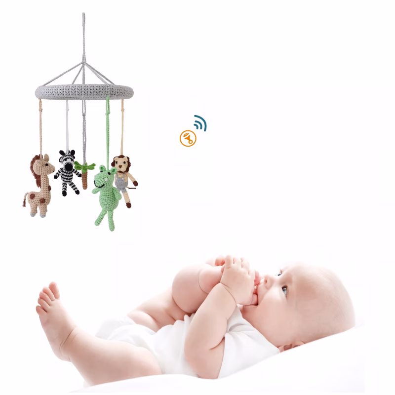 12540-baby-mobile-safari-2-lifestyle-baby-collage Collage zum gehäkelten Baby-Mobile SAFARI II mit einem auf dem Rücken liegenden Baby und Rassel-Icon