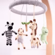 Helle Lifestyle-Nahaufnahme des hängenden SAFARI II Mobiles aus der Babyperspektive mit starkem Bokeh-Effekt