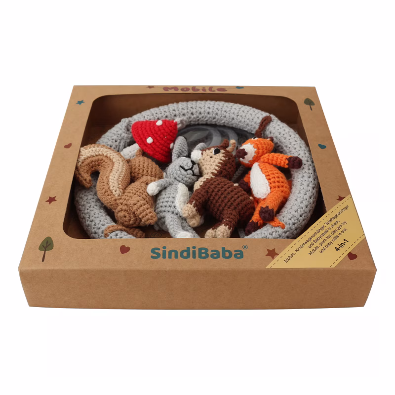 12541-baby-mobile-forest-animals-1-packaging-front Gehäkeltes Baby-Mobile WALDTIERE I in der geöffneten Premium-Aufbewahrungsschachtel ohne transparente Abdeckung