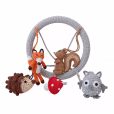 Kreative Freisteller-Szene mit dem senkrecht stehenden, hellgrau umhäkelten Ring des WALDTIERE II Mobiles, flankiert von einer gehäkelten Eule und einem Igel