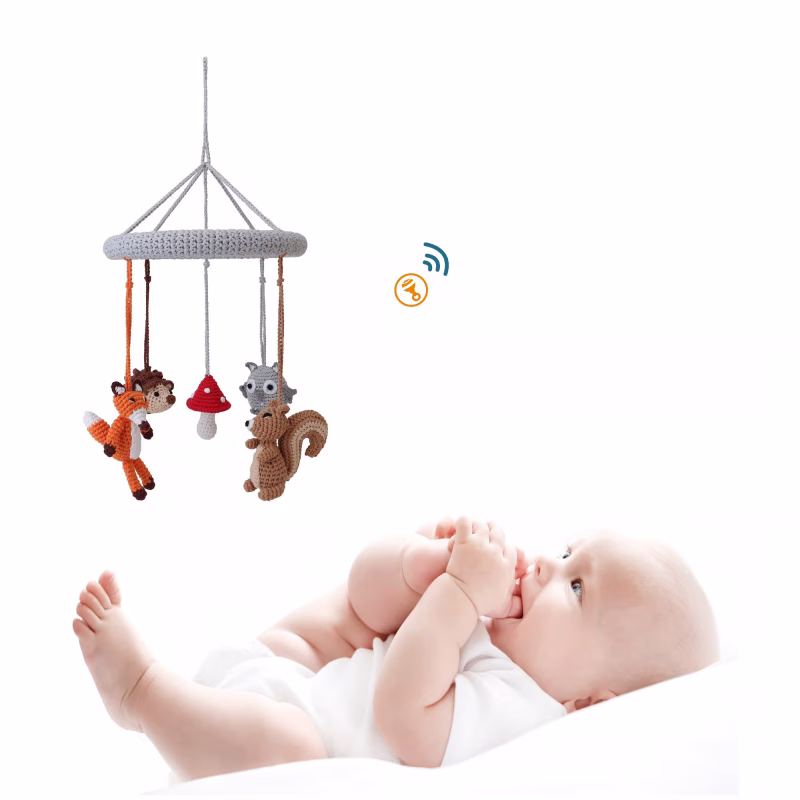 12542-baby-mobile-forest-animals-2-lifestyle-baby-collage Collage zum gehäkelten Baby-Mobile WALDTIERE II mit einem auf dem Rücken liegenden Baby und Rassel-Icon