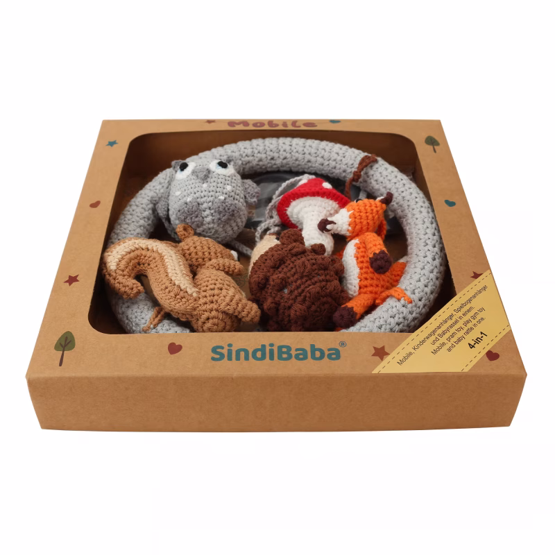 12542-baby-mobile-forest-animals-2-packaging-front Gehäkeltes Baby-Mobile WALDTIERE II in der geöffneten Premium-Aufbewahrungsschachtel ohne transparente Abdeckung