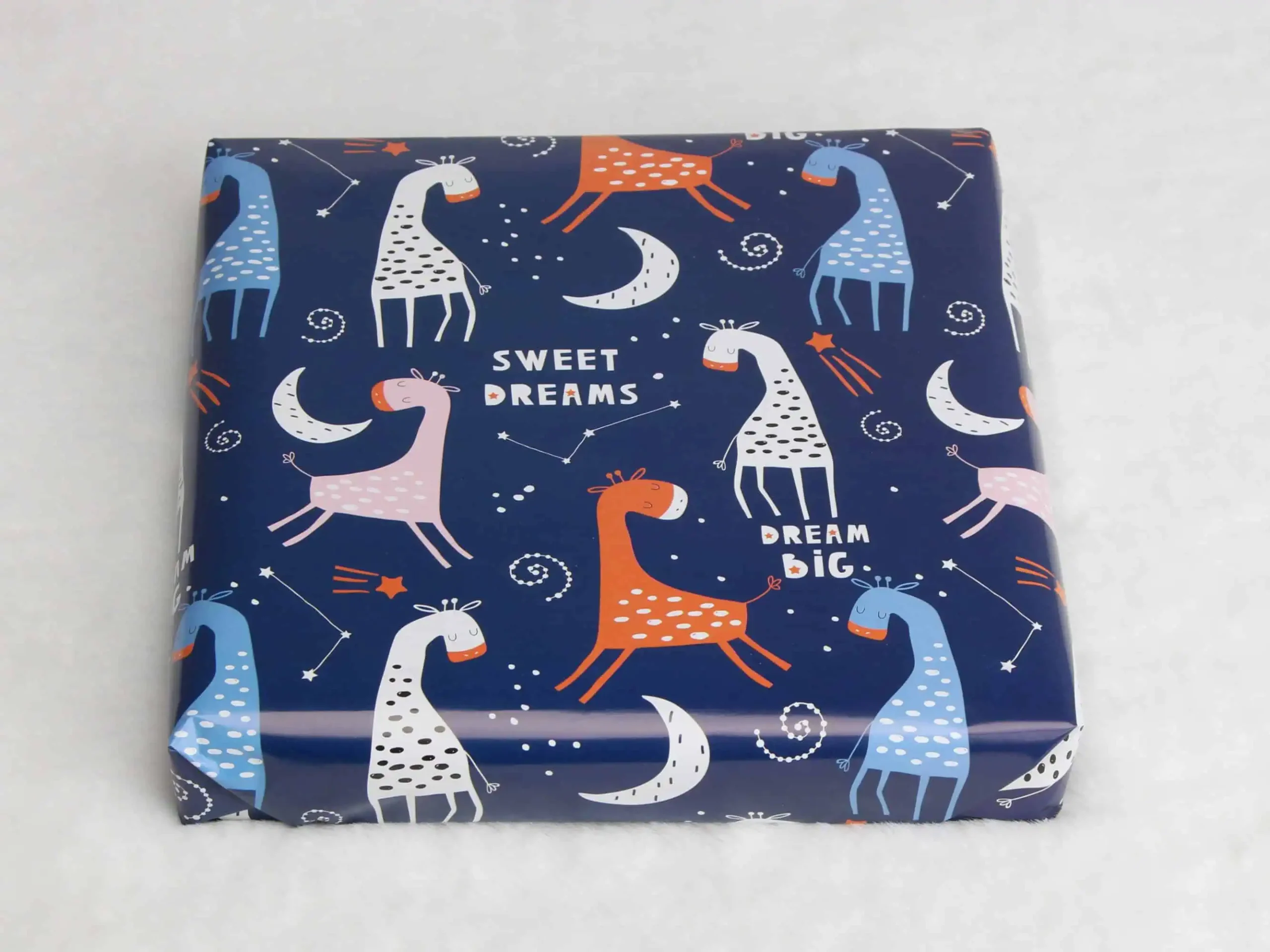 Babymobile verpackt als Geschenk in Geschenkpapier (Beispiel)