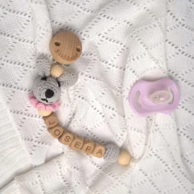 Personalized pacifier chain with bunny motif and the name Josefa (flatlay).