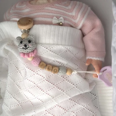 Personalized pacifier chain with cat motif and the name Flo (flatlay).