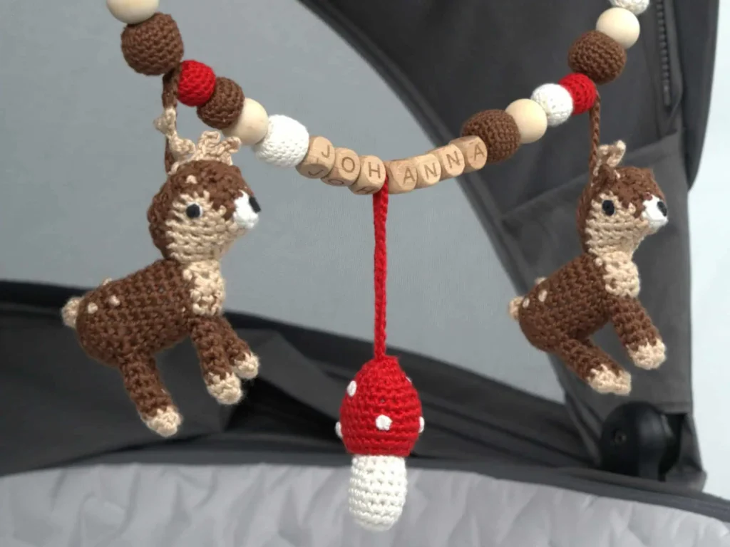 Personalisierte Kinderwagenkette mit Namen ‚Johanna‘, zwei Rehen und Fliegenpilz-Anhänger.