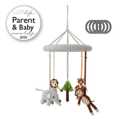 Gehäkeltes Baby-Mobile SAFARI I als Freisteller mit dem Lux Life Parent and Baby Award 2020 Emblem oben links