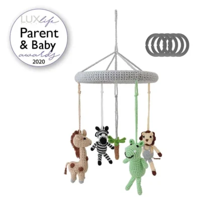 12540-baby-mobile-safari-2-front-award Gehäkeltes Baby-Mobile SAFARI II als Freisteller mit dem Lux Life Parent and Baby Award 2020 Emblem oben links