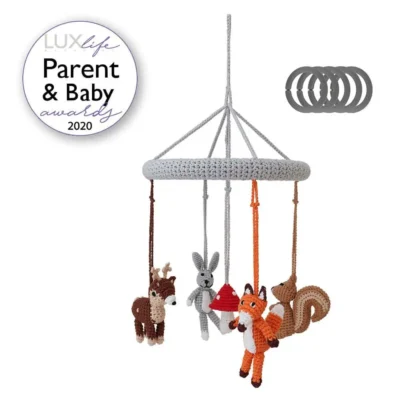 Gehäkeltes Baby-Mobile WALDTIERE I als Freisteller mit dem Lux Life Parent and Baby Award 2020 Emblem oben links