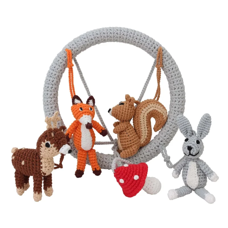 12541-baby-mobile-forest-animals-1-lifestyle-animals Kreative Freisteller-Szene mit dem senkrecht stehenden, hellgrau umhäkelten Ring des WALDTIERE I Mobiles und davor arrangierten gehäkelten Waldtieren