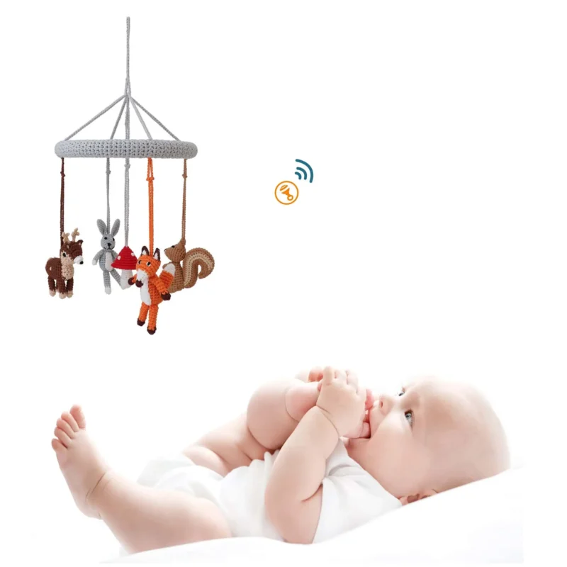 12541-baby-mobile-forest-animals-1-lifestyle-baby-collage Collage zum gehäkelten Baby-Mobile WALDTIERE I mit einem auf dem Rücken liegenden Baby und Rassel-Icon