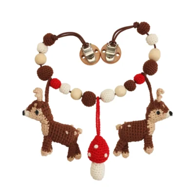 12334-stroller-chain-deer-audrey-back Gehäkelte Kinderwagenkette Reh AUDREY (Art.-Nr. 12334) als Produktfoto in der Rückansicht.