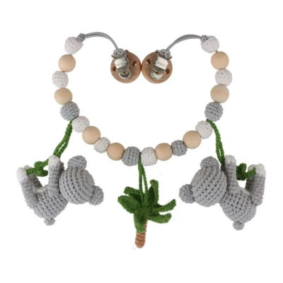 12502-stroller-chain-koala-coco-back Gehäkelte Kinderwagenkette Koala COCO (Art.-Nr. 12502) als Produktfoto in der Rückansicht.
