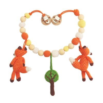 12546-stroller-chain-fox-fred-back Gehäkelte Kinderwagenkette Fuchs FRED (Art.-Nr. 12546) als Produktfoto in der Rückansicht.