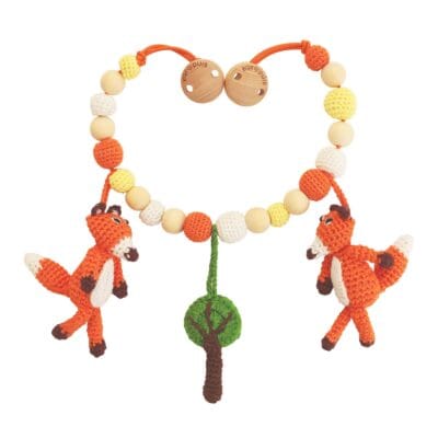 Gehäkelte Kinderwagenkette Fuchs FRED (Art.-Nr. 12546) als Produktfoto in der Vorderansicht.
