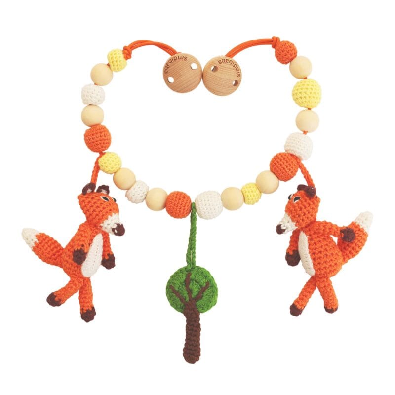 12546-stroller-chain-fox-fred-front Gehäkelte Kinderwagenkette Fuchs FRED (Art.-Nr. 12546) als Produktfoto in der Vorderansicht.