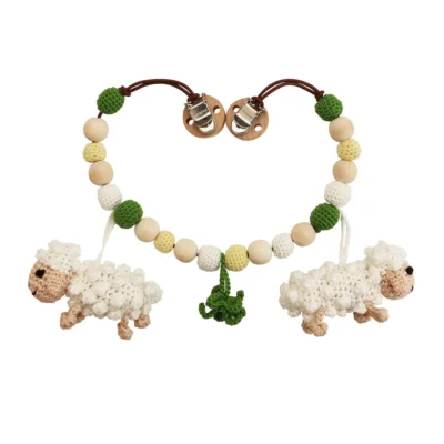 12550-stroller-chain-sheep-dolly-back Gehäkelte Kinderwagenkette Schaf DOLLY (Art.-Nr. 12550) als Produktfoto in der Rückansicht.