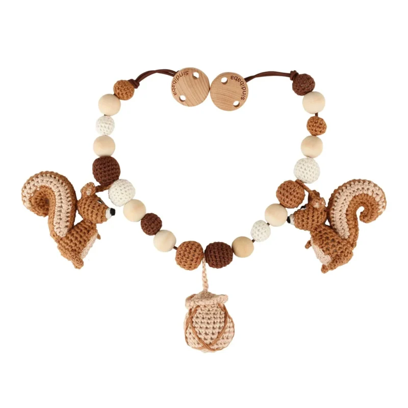 Gehäkelte Kinderwagenkette Eichhörnchen NUTTY (Art.-Nr. 12559) als Produktfoto in der Vorderansicht.